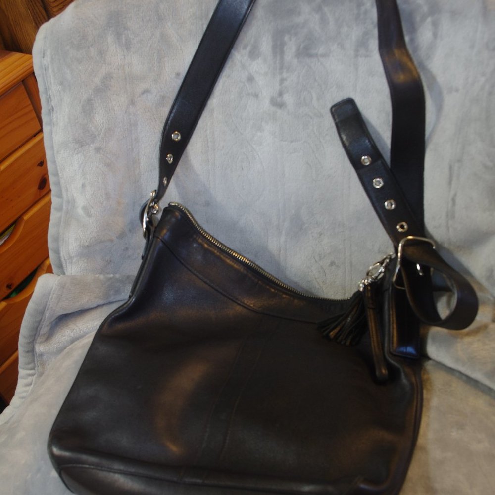COACH BLACK SHOULDER BAG- LIKE NEW